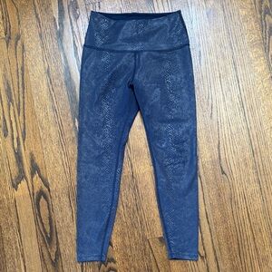 B31 Beyond Yoga Women Medium Reptile Textured Blue Leggings High Rise Active